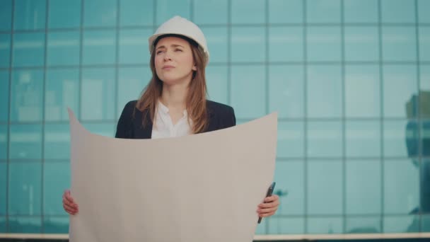 Portrét Úspěšné Mladé Ženské Inženýrky Nebo Architektky Bílé Přilbě Držící — Stock video
