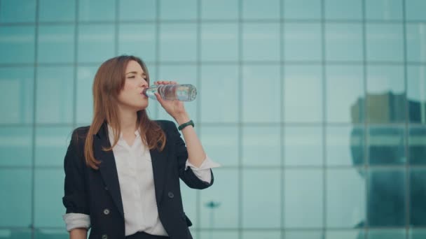 Una Empresaria Que Lleva Traje Formal Bebe Agua Una Botella — Vídeos de Stock