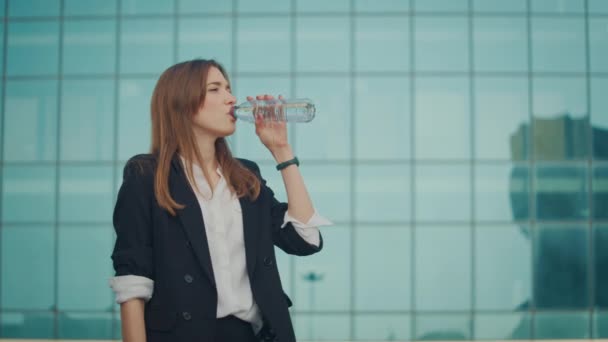 Eine Geschäftsfrau Einem Formellen Anzug Trinkt Wasser Aus Einer Flasche — Stockvideo