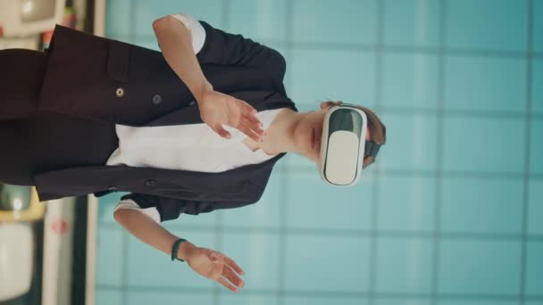 Video Vertikal Woman Engineer Wearing Virtual Reality Headset Works Gestures — Stok Video