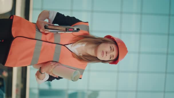 Video Vertikal Portrait Successful Young Female Engineer Architect Holding Construction — Stok Video