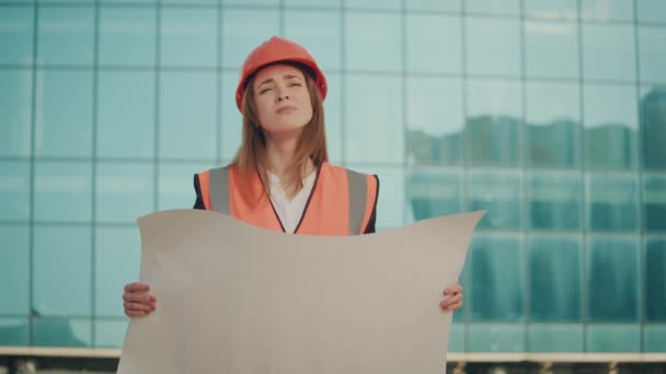 Porträtt Framgångsrik Ung Kvinnlig Ingenjör Eller Arkitekt Bär Orange Hjälm — Stockvideo