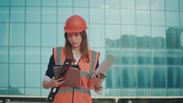 Eine Junge Ingenieurin Oder Architektin Mit Orangefarbenem Helm Und Sicherheitsjacke — Stockvideo