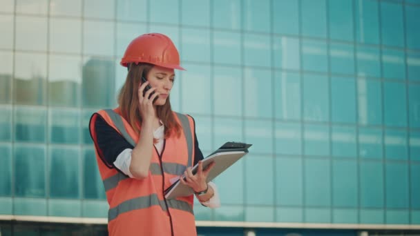 Mladá Žena Inženýr Nebo Architekt Sobě Oranžová Přilba Bezpečnostní Vesta — Stock video