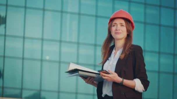 Portrait Successful Businesswoman Suit Helmet Walking Modern Glass Business District — Stock Video