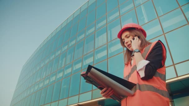 Μια Νεαρή Γυναίκα Μηχανικός Αρχιτέκτονας Φορώντας Ένα Πορτοκαλί Κράνος Και — Αρχείο Βίντεο