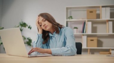 Aşırı yorgun Bayan İşçi Bilgisayar Aşırı Çalışması ve Kız Başı Ağrısı nedeniyle Acı Çekiyor. Ev İçi Stres ve İşinden Hasta Bir İş Kadını Bilgisayarda Çalışıyor.