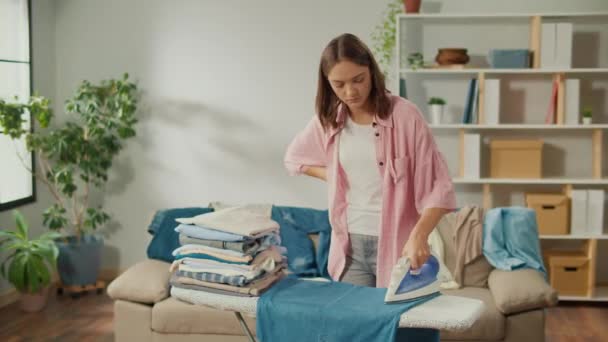 Müde Hausfrau Bügelt Kleidung Hause Eine Haushälterin Bügelt Gelangweilt Kleidung — Stockvideo