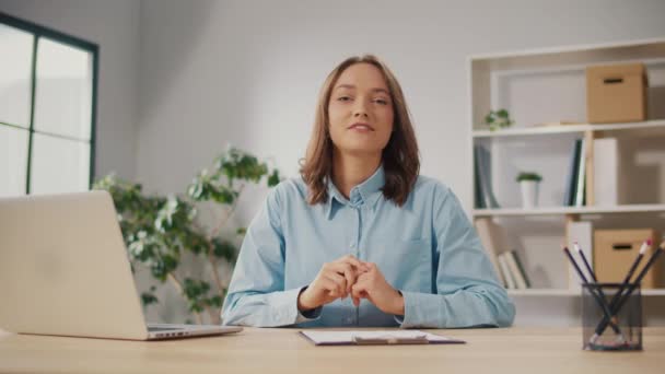 Een Succesvolle Jonge Vrouw Voert Een Video Uitzending Uit Werkkwesties — Stockvideo
