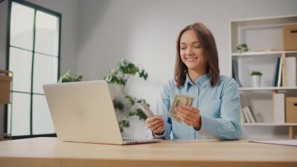 心满意足的女会计师在家里用美元数钱 富有的快乐的女人手握一堆堆钞票 钞票是成功 胜利的象征 — 图库视频影像