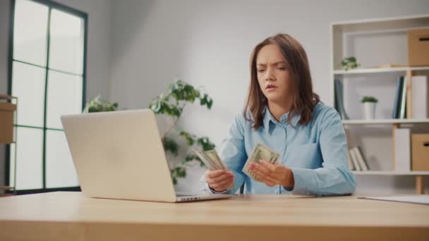 Egy Frusztrált Fiatal Dollárban Számolja Pénzt Ahogy Otthon Asztalnál Pénzügyi — Stock videók