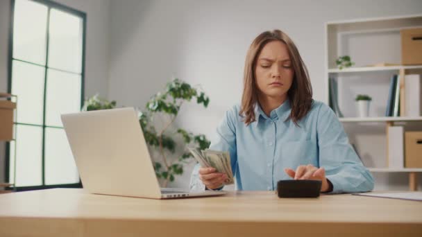 Frustrovaná Mladá Žena Počítá Peníze Dolarech Pomocí Kalkulačky Žena Účetní — Stock video