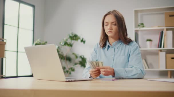 Una Joven Seria Cuenta Dinero Mira Las Tarjetas Bancarias Mujer — Vídeo de stock