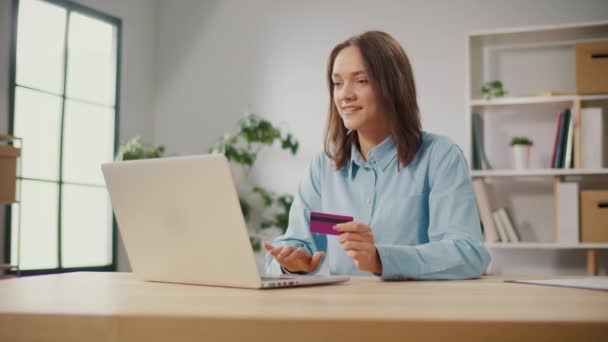 幸せな若い女性がクレジットカードでオンラインストアで購入します セキュアバンクシステムを介してオンラインで支払いを行う 会社の料金計算コンセプト — ストック動画