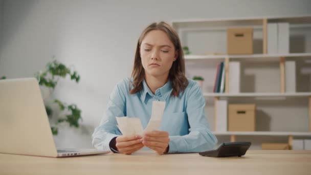 Frustrerad Ung Kvinna Revisor Använd Räknemaskin För Att Kontrollera Summor — Stockvideo