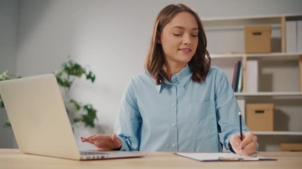 Leende Ung Kvinna University Student Tar Anteckningar Medan Läser Laptop — Stockvideo