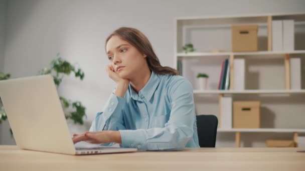 Portrait Upset Office Worker Who Failed Cope Work Tasks Dalam — Stok Video