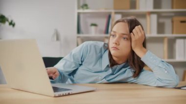 İş ile uğraşmayı beceremeyen üzgün bir ofis çalışanı. Hüsrana uğramış genç kadın işinden memnun değil. Kadının iş yerinde işi bitmiş. Esneklik ve Çalışma Konforu.