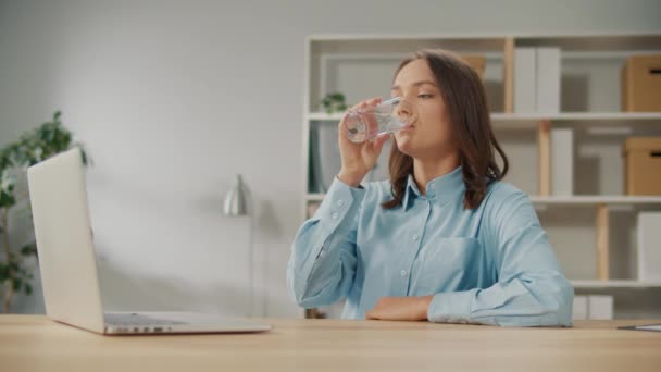 女办公室职员在工间休息时喝一杯清洁水 休息时饮用天然矿泉水 让人垂涎健康 防止脱水 每日例行公事概念 — 图库视频影像