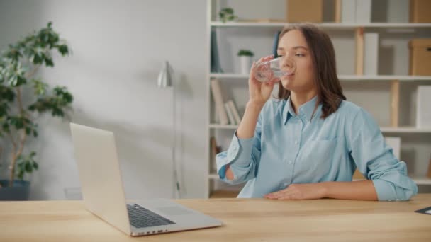 Vrouwelijke Kantoormedewerker Drink Een Glas Schoon Water Tijdens Een Pauze — Stockvideo