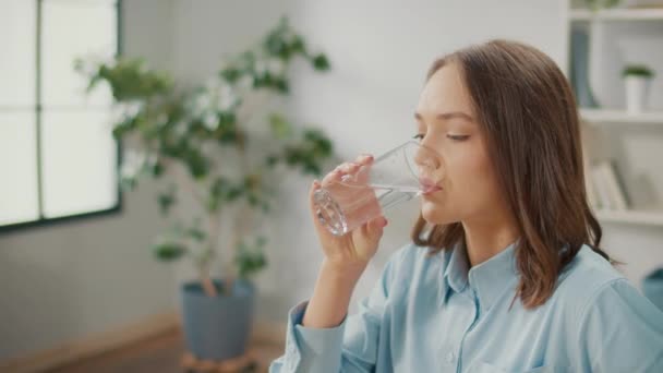 Vrouwelijke Kantoormedewerker Drink Een Glas Schoon Water Een Glimlachende Vrouw — Stockvideo
