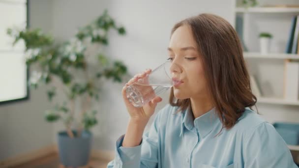 Trabajadora Oficina Bebe Vaso Agua Limpia Una Mujer Sonriente Comienza — Vídeos de Stock