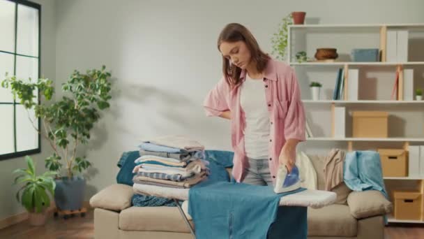 Evde Ütü Ütüleyen Kadınları Yorgunum Kadın Temizlikçi Sıkıcı Ütü Elbiseleridir — Stok video