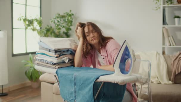 집에서 옷가지를 다림질하는 가정부 Woman Housekeeper Bored Ironing Clothes 끈기를 — 비디오