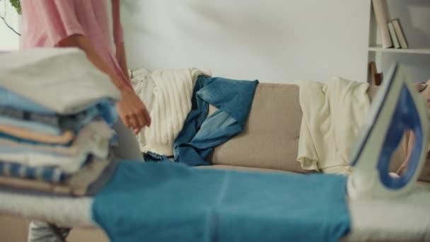 Træt Ung Kvinde Falder Sofaen Fra Svaghed Efter Strygning Vasketøjet – Stock-video