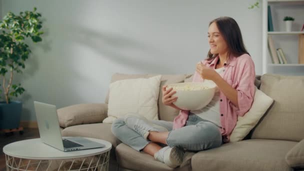 Lycklig Kvinna Sitter Soffan Äter Popcorn Och Tittar Film Laptop — Stockvideo
