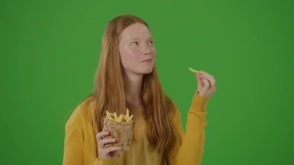 Tela Verde Menina Adolescente Loira Sorri Come Batatas Fritas Tendências — Vídeo de Stock