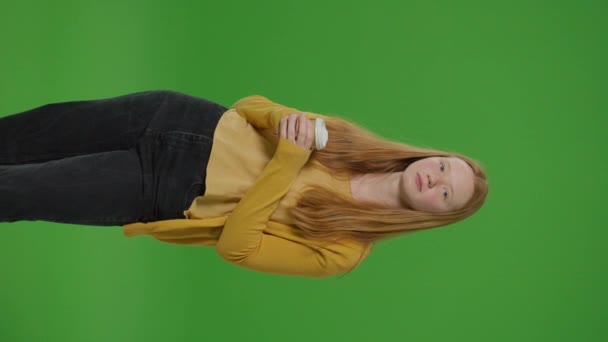 Зеленый Экран Вертикальный Видеопортрет Девочки Подростка Стоящей Кофе Руке Отражающий — стоковое видео