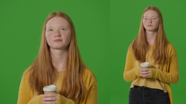 Split Green Screenportrait Teenagepige Stående Med Kaffe Hånden Afspejler Moderne – Stock-video