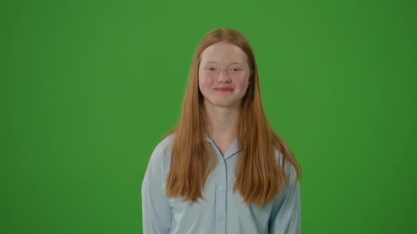 Πράσινη Οθόνη Πορτραίτο Μιας Λαμπερής Έφηβης Που Δείχνει Ένα Φωτεινό — Αρχείο Βίντεο