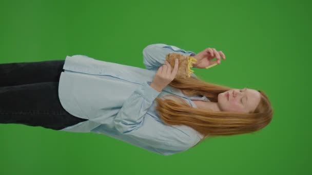 Вертикальне Відео Зелений Екран Блондинка Підліток Посміхається Їсть Картоплю Фрі — стокове відео