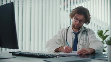 Doktor, Modern Ofis 'te Çalışma Programı, Kişiler Arası Randevular ve Çevrimiçi Danışmanlıkları Birleştiriyor. Tıp alanında Esnek Çalışma Ortamı kavramı, Hasta Erişiminin Geliştirilmesi