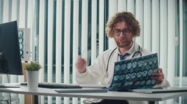 Anksiyete ve Depresyonu Uzaktan Yöneten Hastalara Uzaktan Yardım Eden Bir Doktor, Akıl Sağlığı üzerine Sanal Danışmanlık Yapıyor. Teletıp ve Ruh Sağlığı Konsepti Uzaktan Destek Teklif Ediyor