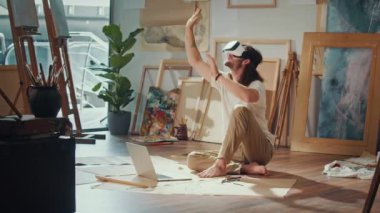 Sanal gerçeklikteki Erkek Sanatçı VR Gözlüklerini kullanarak Yaratıcılık ve Yenilikte Yeni Sınırları Keşfediyor. Sanal Gerçeklikte Sanat Oluşturma Kavramı Geleneksel Yetenekleri Dijital Araçlarla Birleştiriyor
