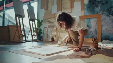 Bir Erkek Sanatçı Psikolojik Dengeyi ve İç Barışı İyileştirmek İçin Terapi Uygulaması Yapıyor. Eserleri Parlak ve İlham Veren Stüdyoda Yeni Sanatlar Oluşturur.