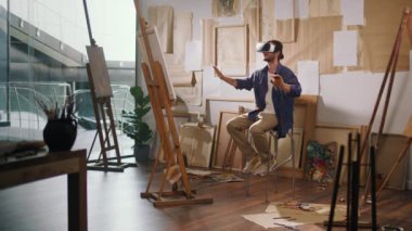 Sanal gerçeklikteki Erkek Sanatçı VR Gözlüklerini kullanarak Yaratıcılık ve Yenilikte Yeni Sınırları Keşfediyor. Sanal Gerçeklikte Sanat Oluşturma Kavramı Geleneksel Yetenekleri Dijital Araçlarla Birleştiriyor