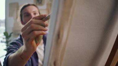 Stres atmak ve zihinsel refahı arttırmak için atölyesinde bir sanatçı çiziyor. Sanatın Duygusal Kişisel Düzenlemedeki Önemi ve Stres Azaltma Sağlığındaki Yaratıcılığın Rolünü Vurguluyor.