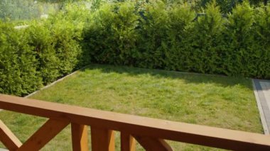 Üst Manzara. Gündüz vakti bir hırsız kaçmaya çalışır, ama mülkü koruyan bir bekçi köpeği tarafından yakalanır. Suçu Önleme ve Koruma Gündüz Güvenliğinde Köpekler Rolünü Vurguluyor.