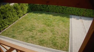 Üst Manzara. Gündüz vakti bir hırsız kaçmaya çalışır, ama mülkü koruyan bir bekçi köpeği tarafından yakalanır. Suçu Önleme ve Koruma Gündüz Güvenliğinde Köpekler Rolünü Vurguluyor.