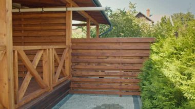 Bir Muhafız Köpeği Çitin Üzerinden Atlayarak Özel Bir Evden Kaçan Maskeli Hırsızları Yakaladı. Mülkiyeti Koruma ve Suçu Belirleme Konulu Ev Güvenliği Konsepti, Köpekler ve Koruma Köpekleri.