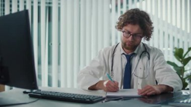 Doktor, Modern Ofis 'te Çalışma Programı, Kişiler Arası Randevular ve Çevrimiçi Danışmanlıkları Birleştiriyor. Tıp alanında Esnek Çalışma Ortamı kavramı, Hasta Erişiminin Geliştirilmesi