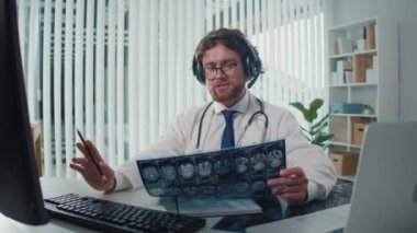 Bilgisayar ekranındaki röntgenleri ve CT taramalarını analiz eden bir doktor, Dijital Tıbbi Verileri doğru tanı ve tedavi planları sağlamak için gözden geçirir. Tıbbi Profesyonellik ve Uzman Bakımı kavramı