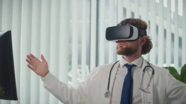 Bir Doktor, Sanal Danışmanlık sırasında Hasta Verilerini Analiz etmek, Teşhis ve Tedavi Verimliliğini Geliştirmek için Yapay Zeka Kullanıyor. Çevrimiçi Tıpta Yapay Zeka Bütünleşmesi kavramı