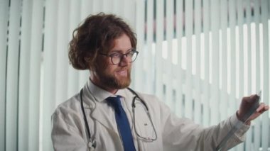 Bilgisayar ekranındaki röntgenleri ve CT taramalarını analiz eden bir doktor, Dijital Tıbbi Verileri doğru tanı ve tedavi planları sağlamak için gözden geçirir. Tıbbi Profesyonellik ve Uzman Bakımı kavramı