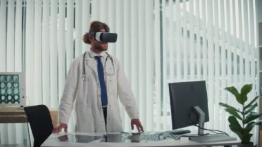 Bir Doktor, Sanal Danışmanlık sırasında Hasta Verilerini Analiz etmek, Teşhis ve Tedavi Verimliliğini Geliştirmek için Yapay Zeka Kullanıyor. Çevrimiçi Tıpta Yapay Zeka Bütünleşmesi kavramı