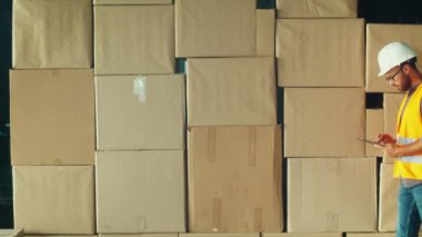İki Sert Şapka ve Güvenlik Yelekleri Mühendisi, İnşaat Ortamında Güvenlik ve Hassasiyet Konulu Proje Planları, Proje Koordinasyonu ve Takım Çalışması Hakkında Detayları Tartışıyor